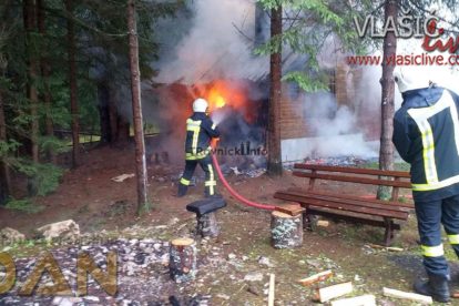 Požar na Vlašiću: Vatrogasci gase vikendicu