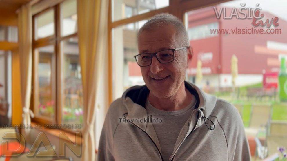 Mikula, kako ga Travničani zovu, iza sebe ima impresivnu rukometnu karijeru. Od svojih početaka u Travničkom Borcu preko Metaloplastike Šabac, do tri titule prvaka Europe