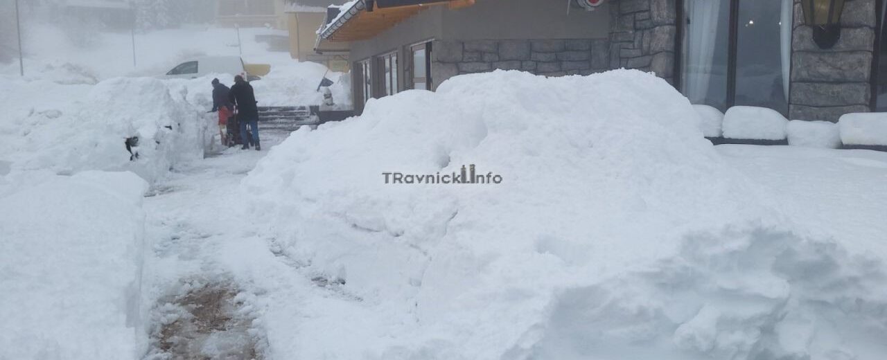 Snijeg zatrpao Vlašić: Ljudi se probijaju kroz nanose, a stižu nove padavine