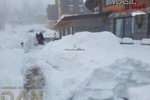 Snijeg zatrpao Vlašić: Ljudi se probijaju kroz nanose, a stižu nove padavine